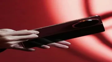 تصميم جديد يظهر Honor Magic V6 باللون الأحمر الداكن الفائق النحافة